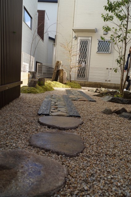 ノベ石と川石の延べ段　和モダン庭園