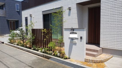 姫路市外構｜目隠しスリット角柱と植栽